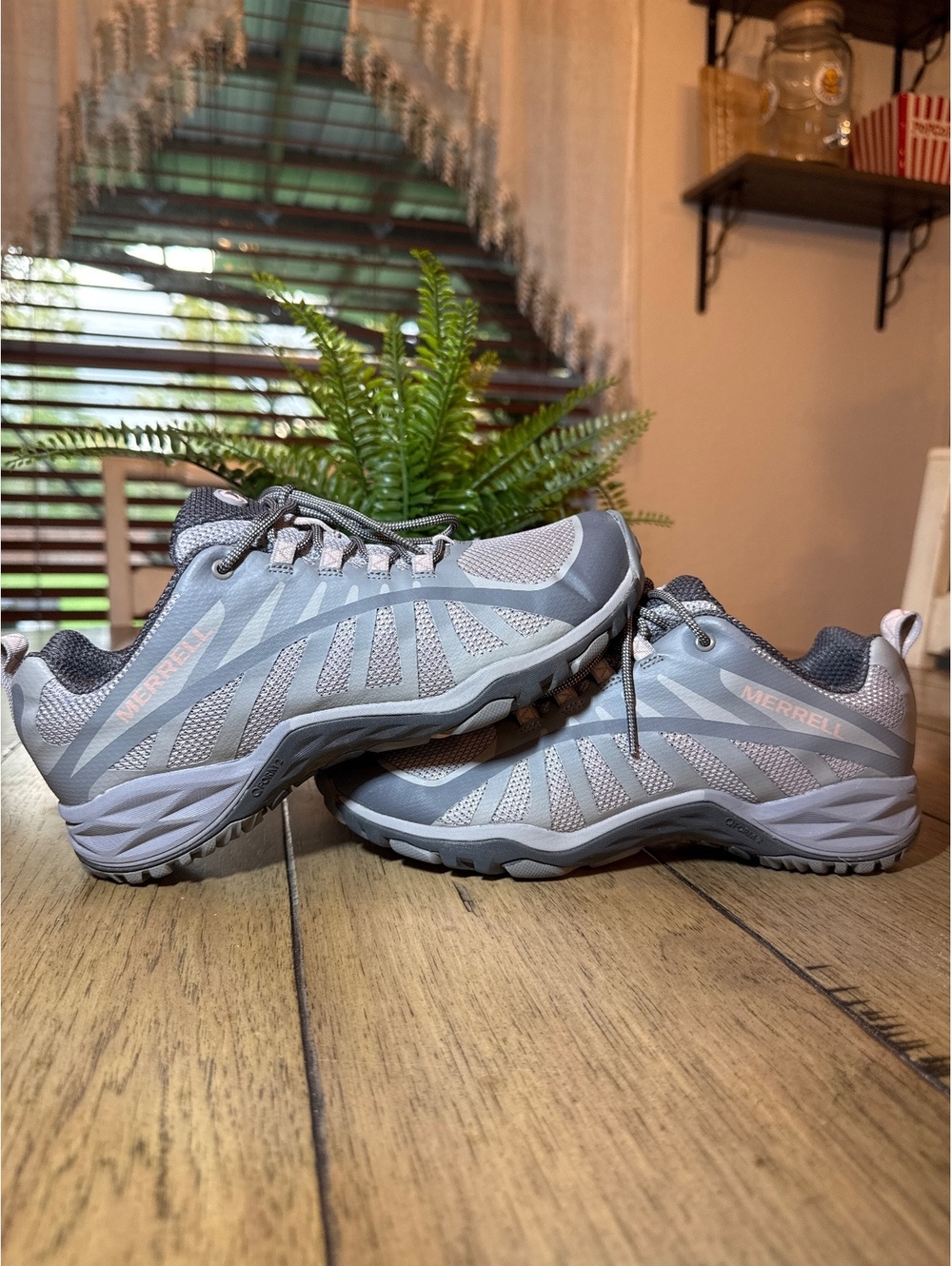 Merrell Women’s Gray & Pink Hiking / Trail Shoes – Size 8